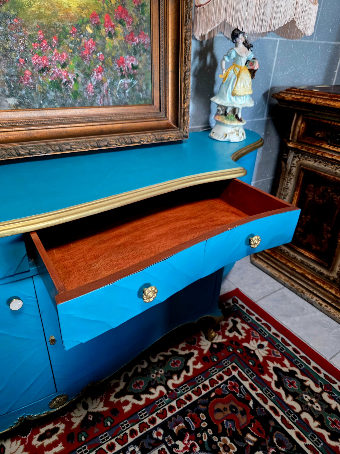🌿¡Bufetero Antiguo: Una Obra de Elegancia Disponible en Rosarito Antiques!🌿