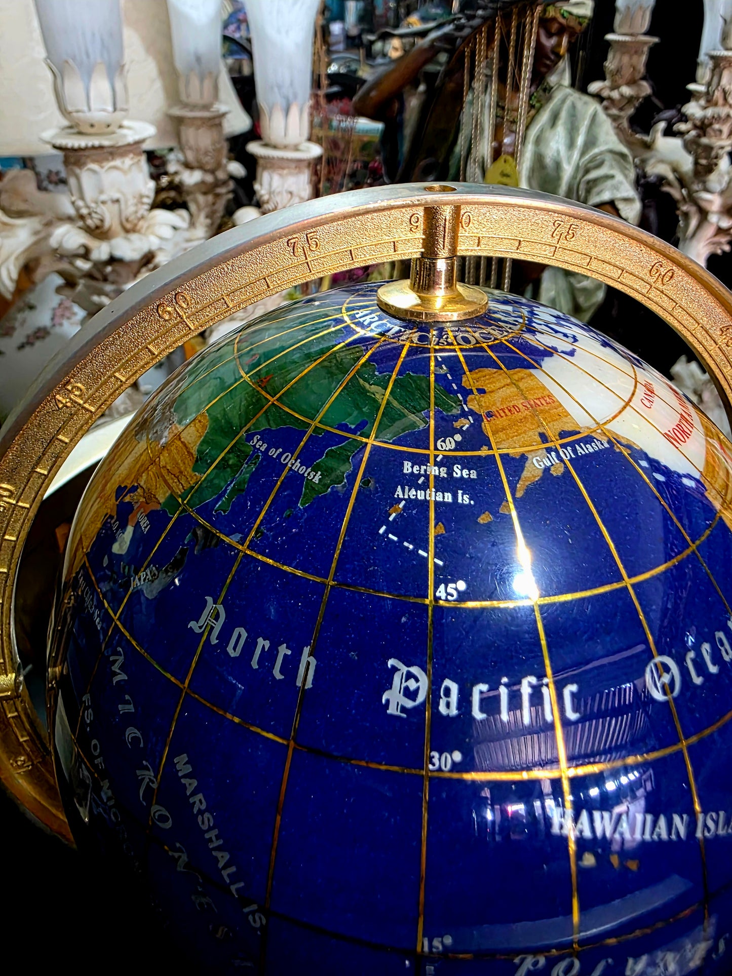 🌍 Globo Decorativo en Cobre – Elegancia Geográfica con Alma Clásica