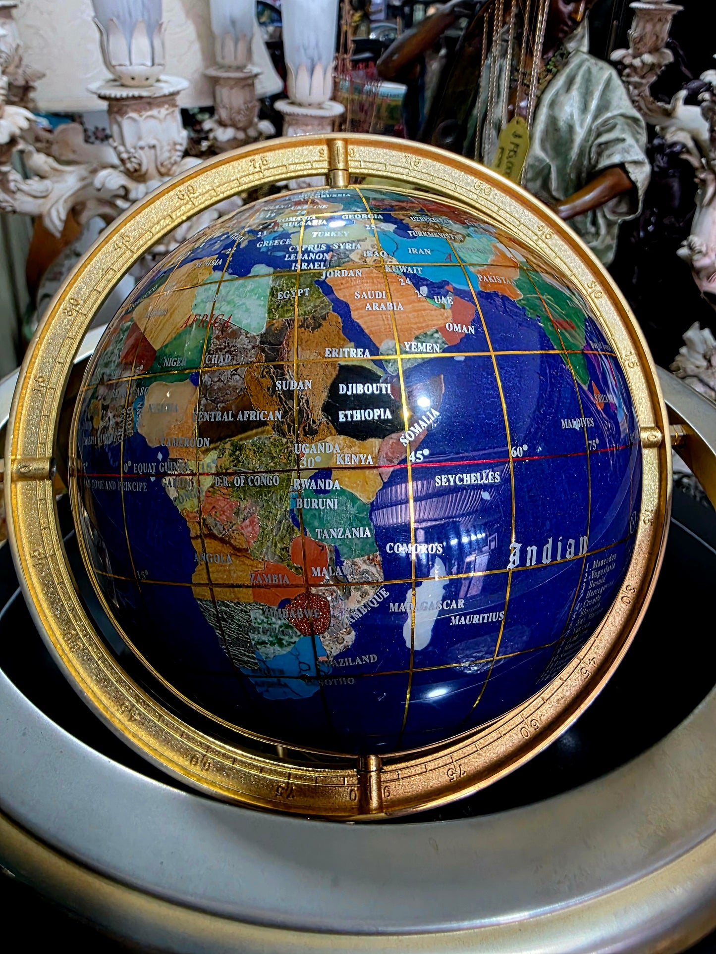 🌍 Globo Decorativo en Cobre – Elegancia Geográfica con Alma Clásica