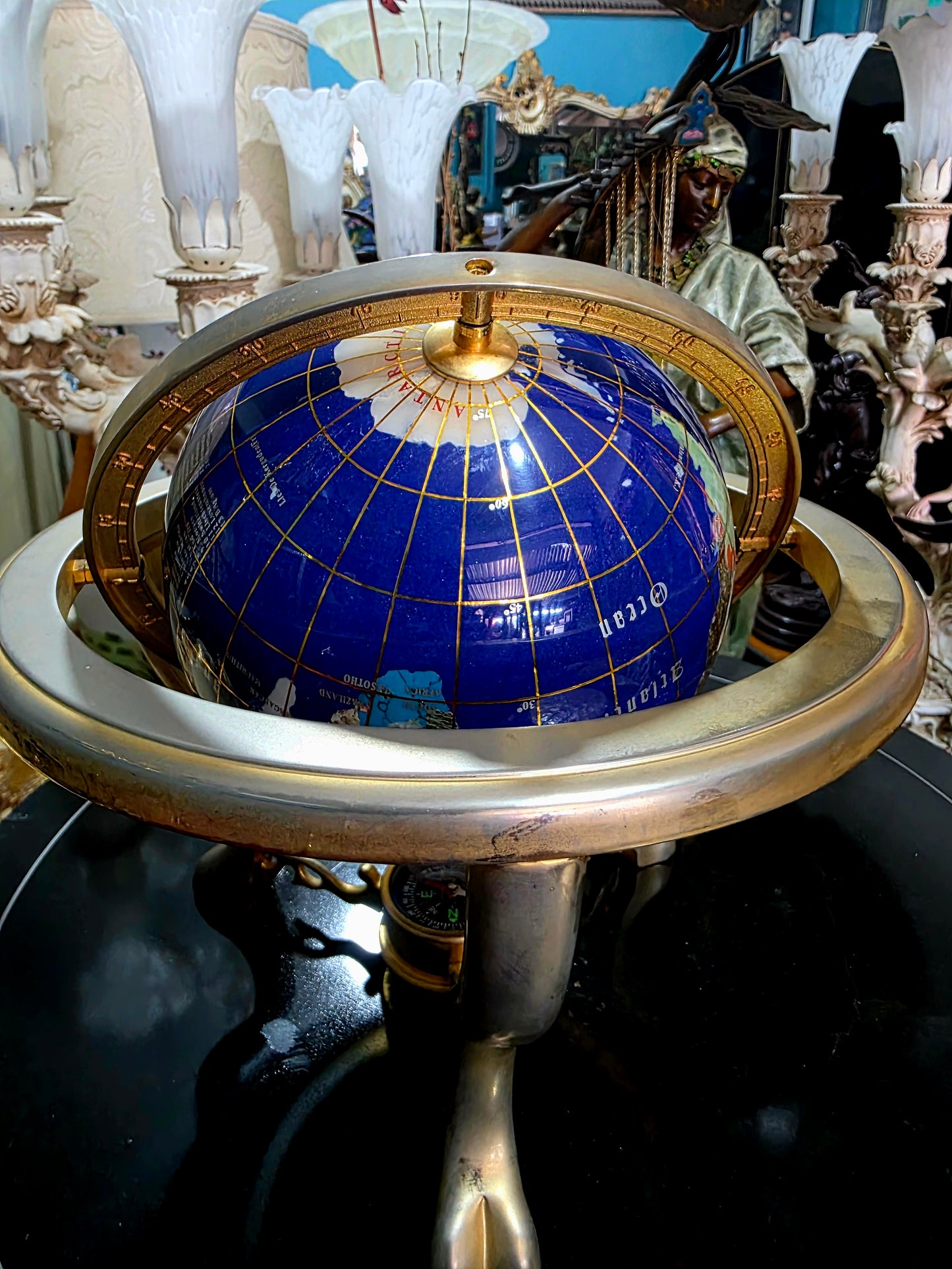 🌍 Globo Decorativo en Cobre – Elegancia Geográfica con Alma Clásica