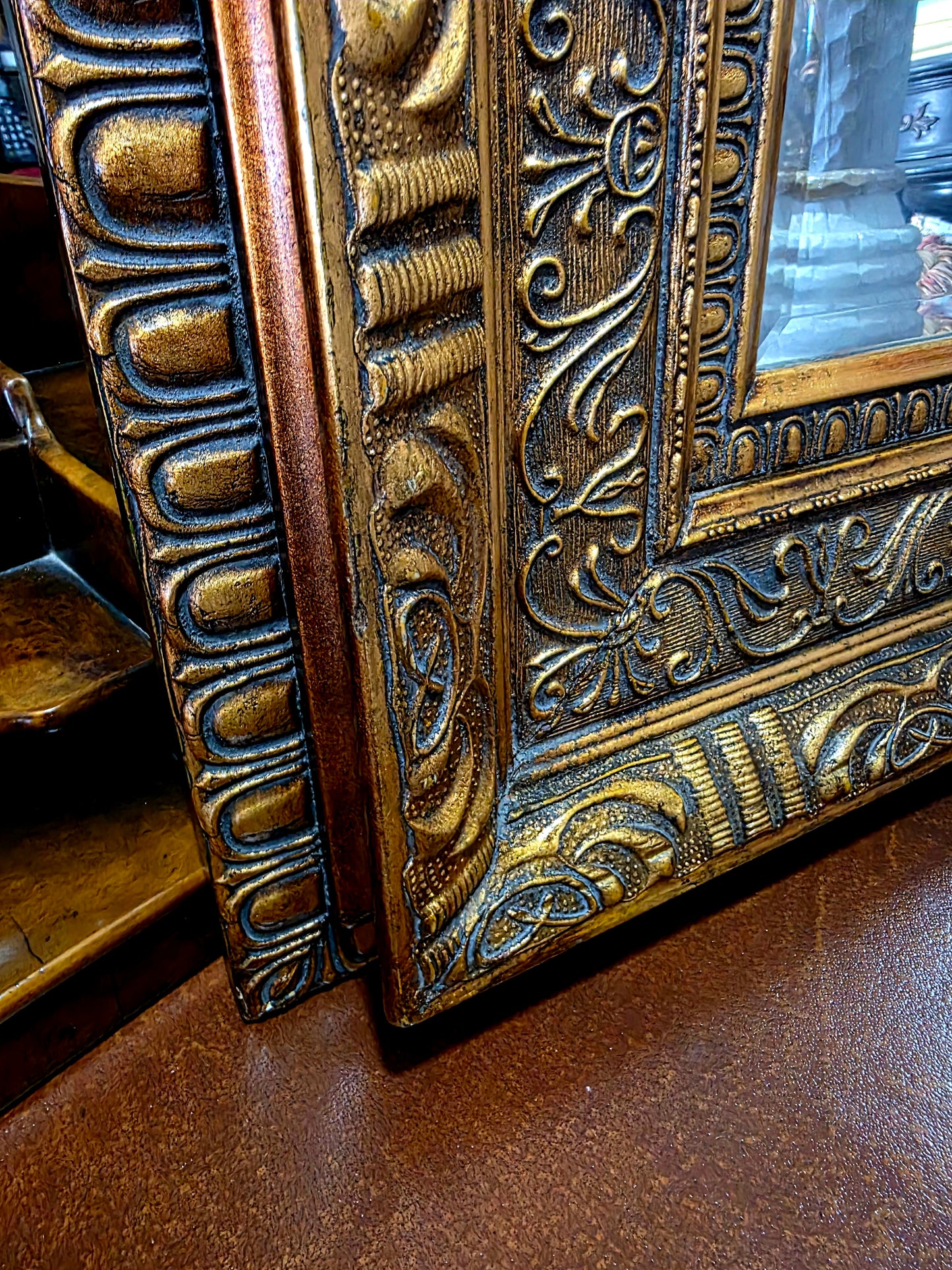 💞🌟🪞 Espejo Antiguo de Madera Tallada con Acabado en Oro Viejo – Elegancia Clásica 🪞🌟💞