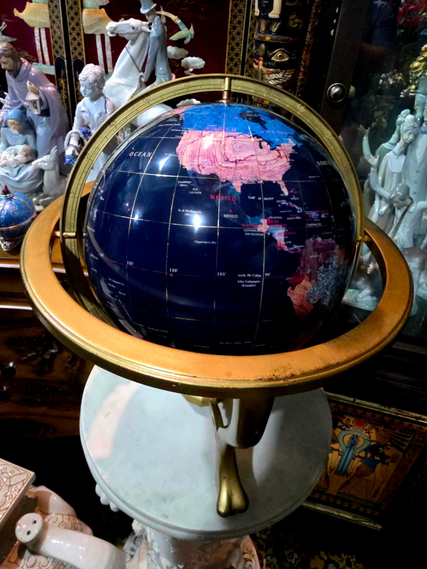 🌍 Globo Decorativo con Base Dorada y Pies de León – Cartografía con Carácter Imperial 🌍