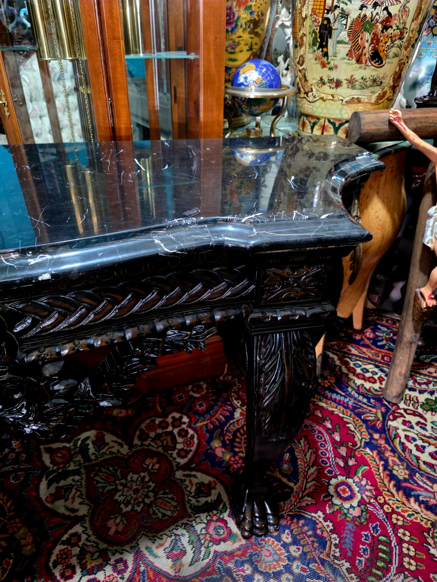 🖤 Credenza Tallada en Madera con Cubierta de Acabado Negro Distinguido 🪞🏛️✨