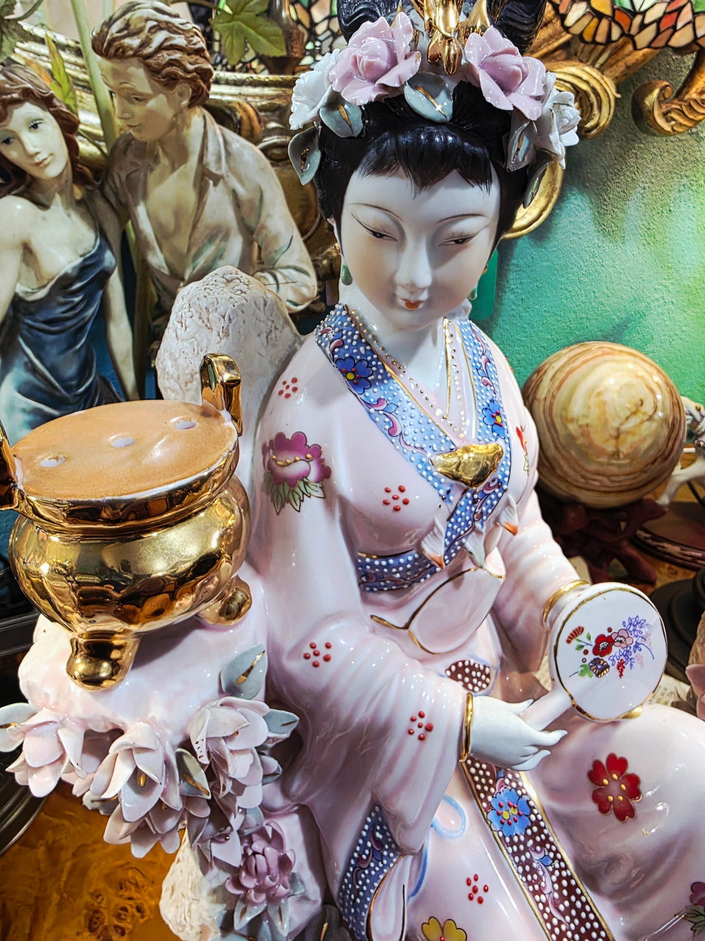 Fine Porcelain Figurine β Oriental Woman with Golden Vase ποΈβοΈπΏ