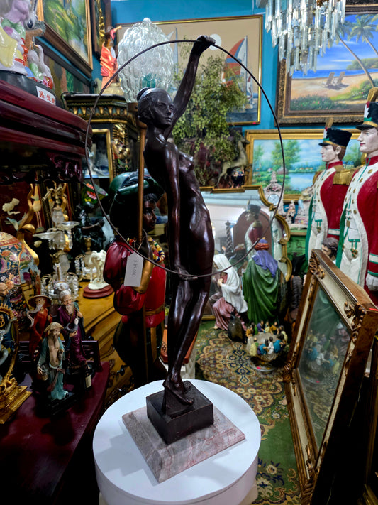 Escultura Alegórica en Resina con Piedra Triturada y Base de Mármol 🏛️🪙