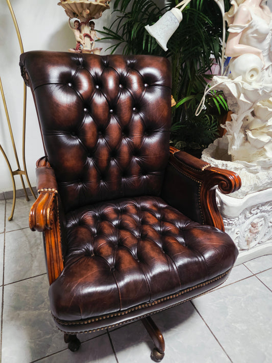 Silla Ejecutiva en Piel Chocolate con Tonos Marron y Tachuelas en Bronce, elaborada por Coaster Furniture – Modelo 1980🏛️🪶