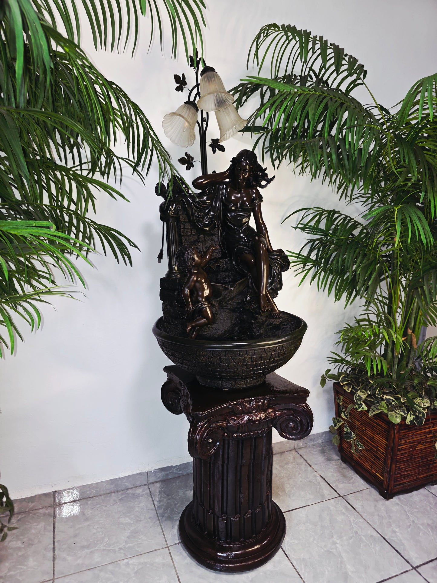 Fuente De Mujer, Niño y Tres Luces Florales sobre Pedestal Clasico – Pieza Monumental 🌿🏛️🪔