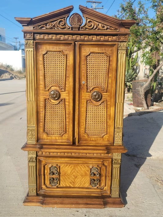 ¡Armario Vintage en Rosarito Antiques! 🏡✨