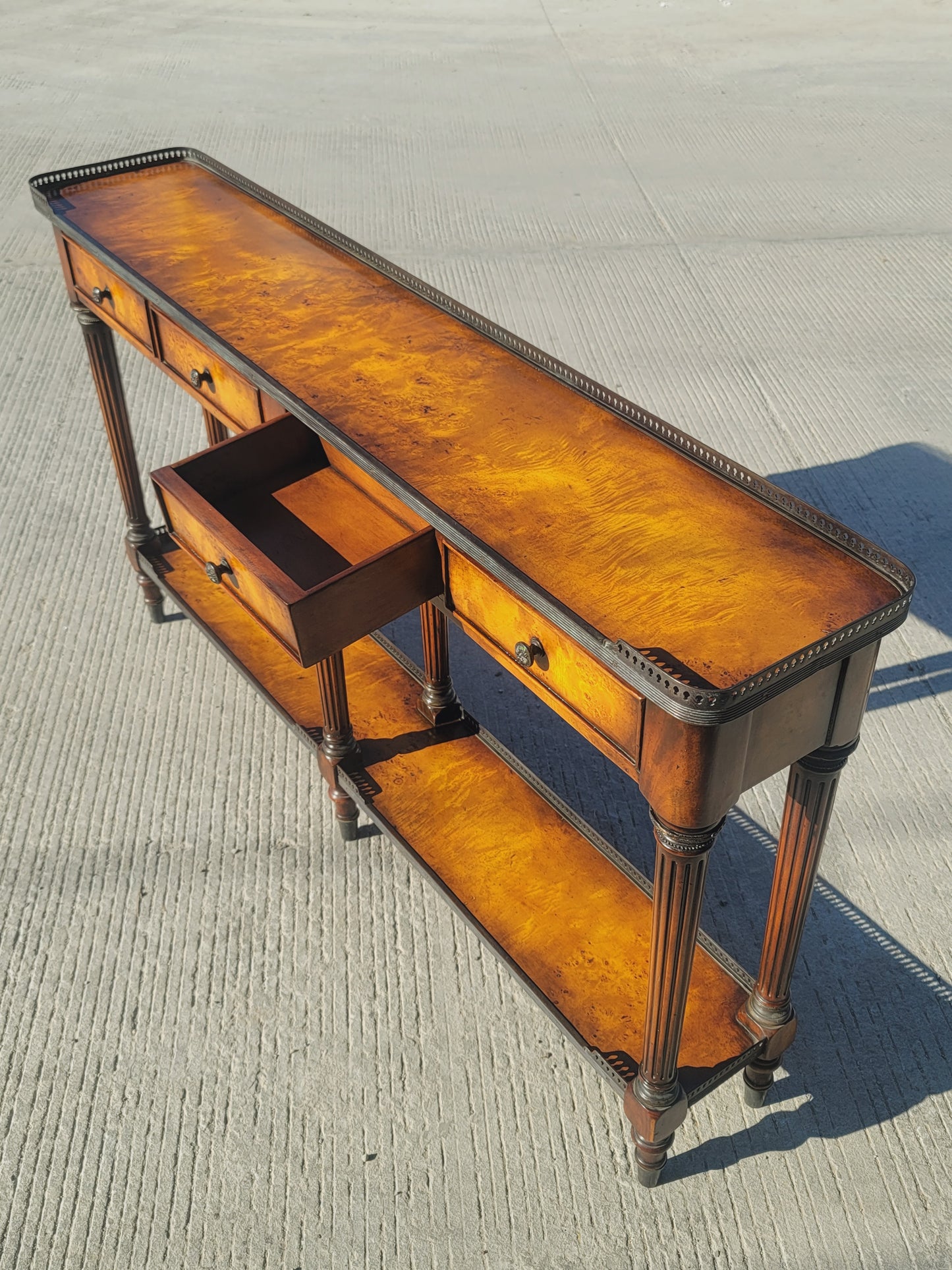 🍀Credenza de madera con chapa de nudo y acacia - Theodore Alexander Narrow Console Table🍀