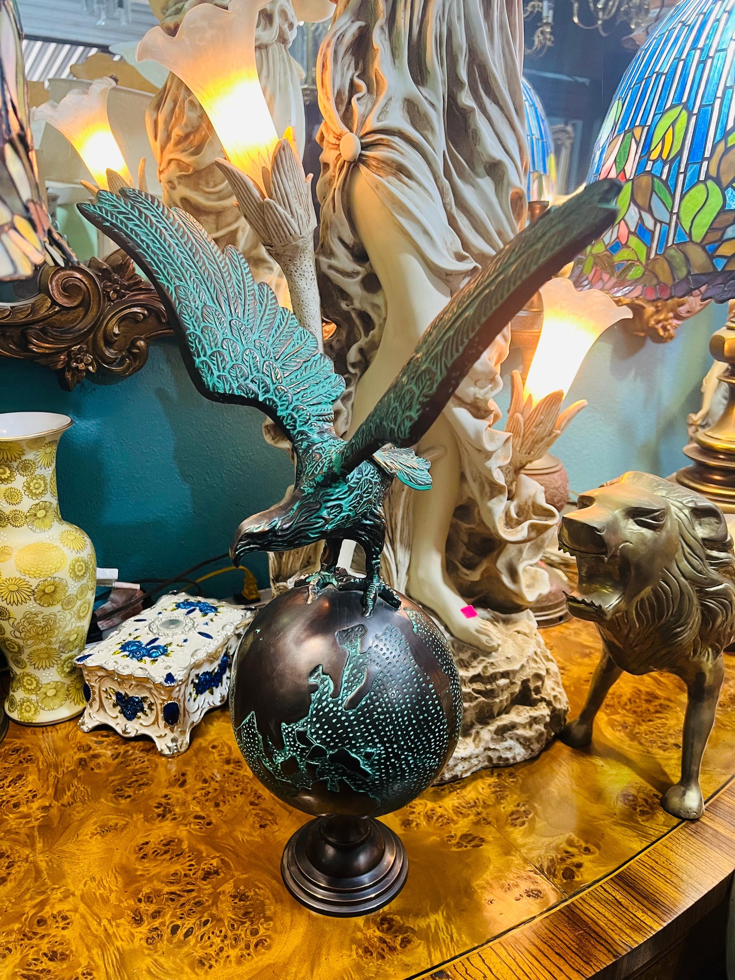 🦅 Escultura en bronce de Águila en Vuelo con Globo Terráqueo en Venta 🦅