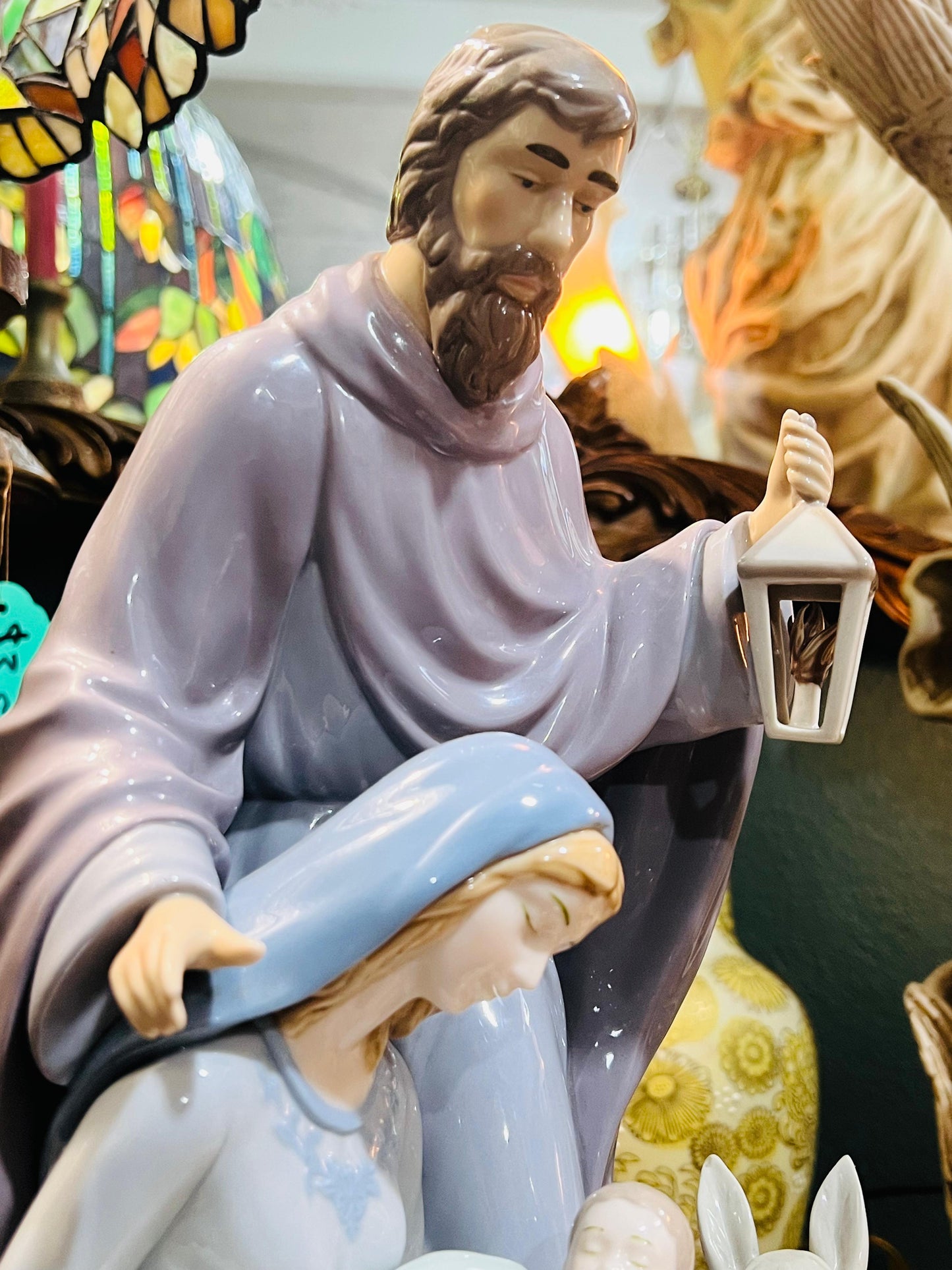 🌟 Representación de La Sagrada Familia en porcelana fina🕊️✨