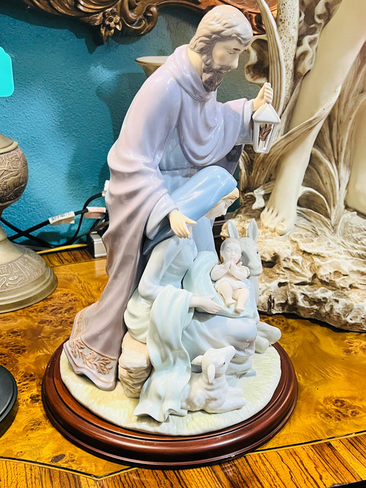 🌟 Representación de La Sagrada Familia en porcelana fina🕊️✨