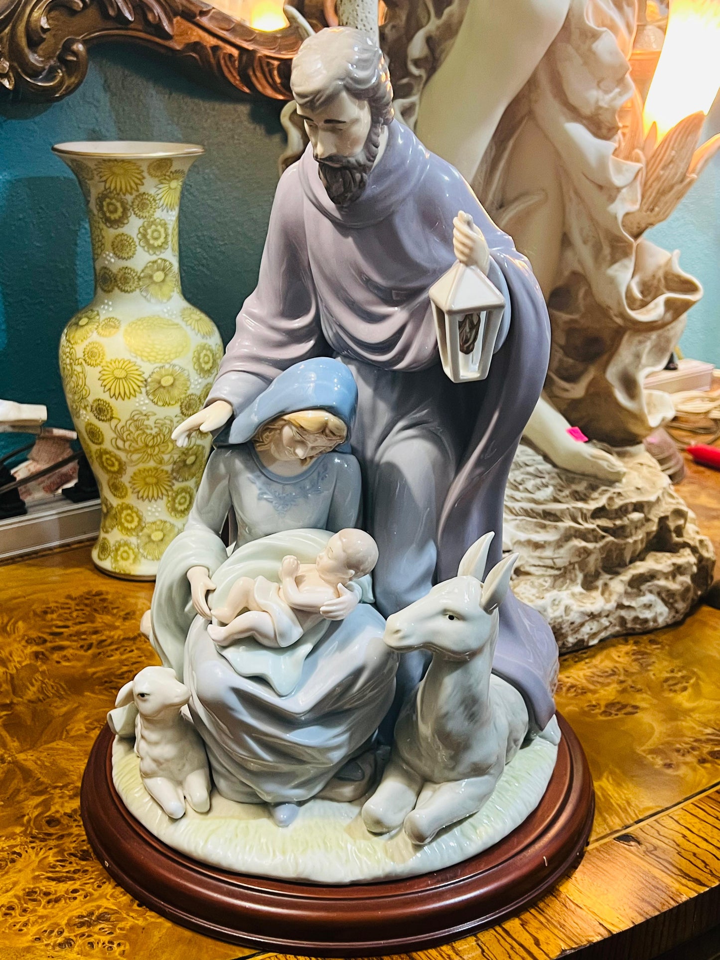 🌟 Representación de La Sagrada Familia en porcelana fina🕊️✨