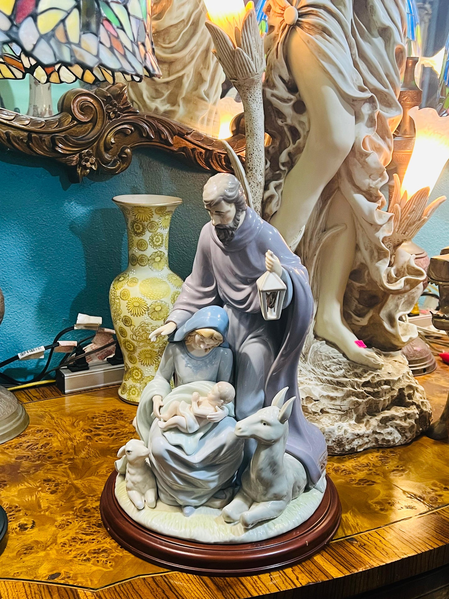 🌟 Representación de La Sagrada Familia en porcelana fina🕊️✨
