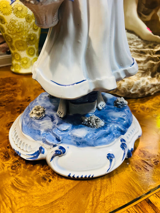 🌸Escultura Vintage de Dama en Porcelana Azul y Blanca🌸