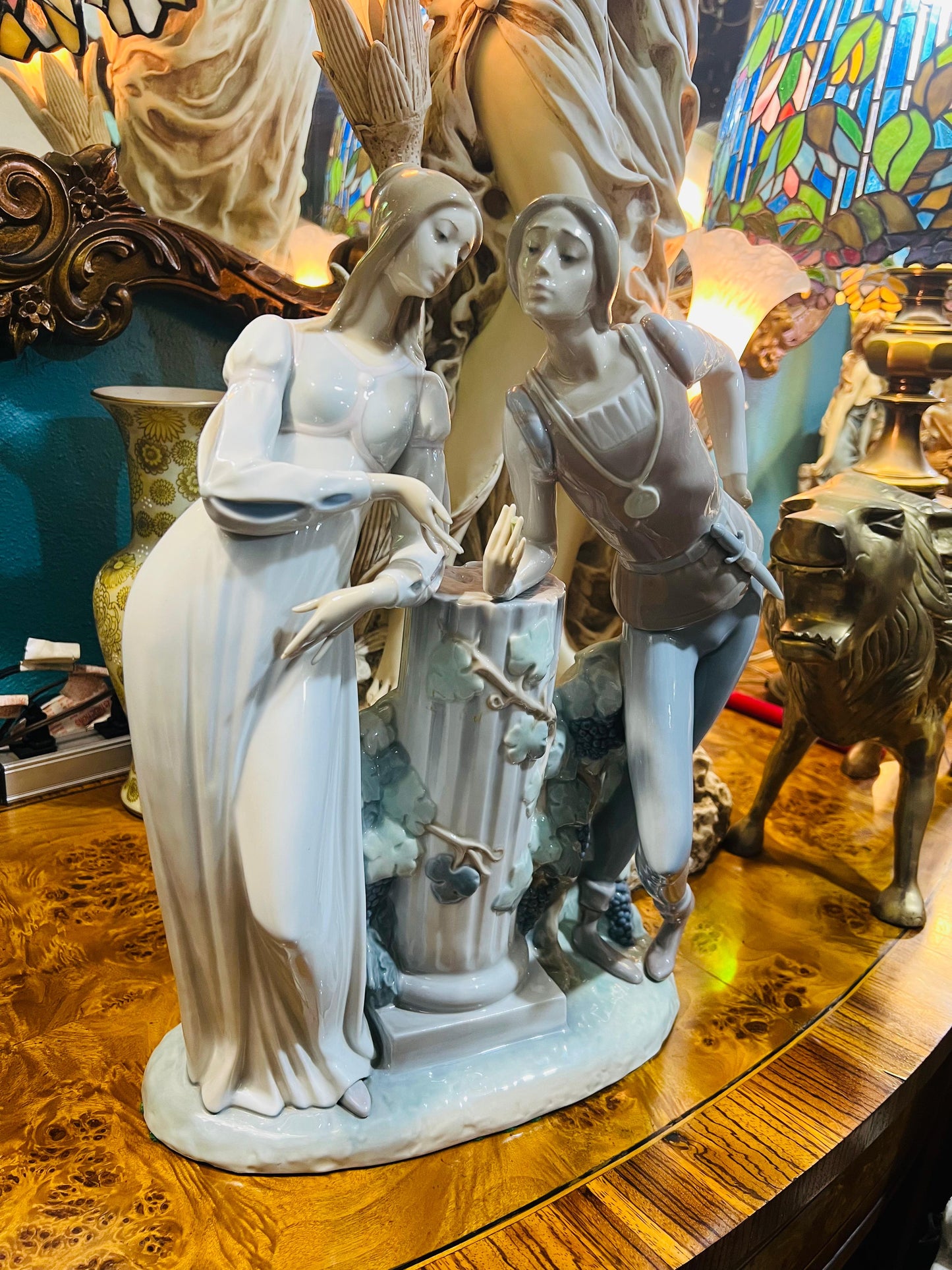 🌟 Escultura de Porcelana Fina Lladro 4750 - Romeo y Julieta 🕊️✨