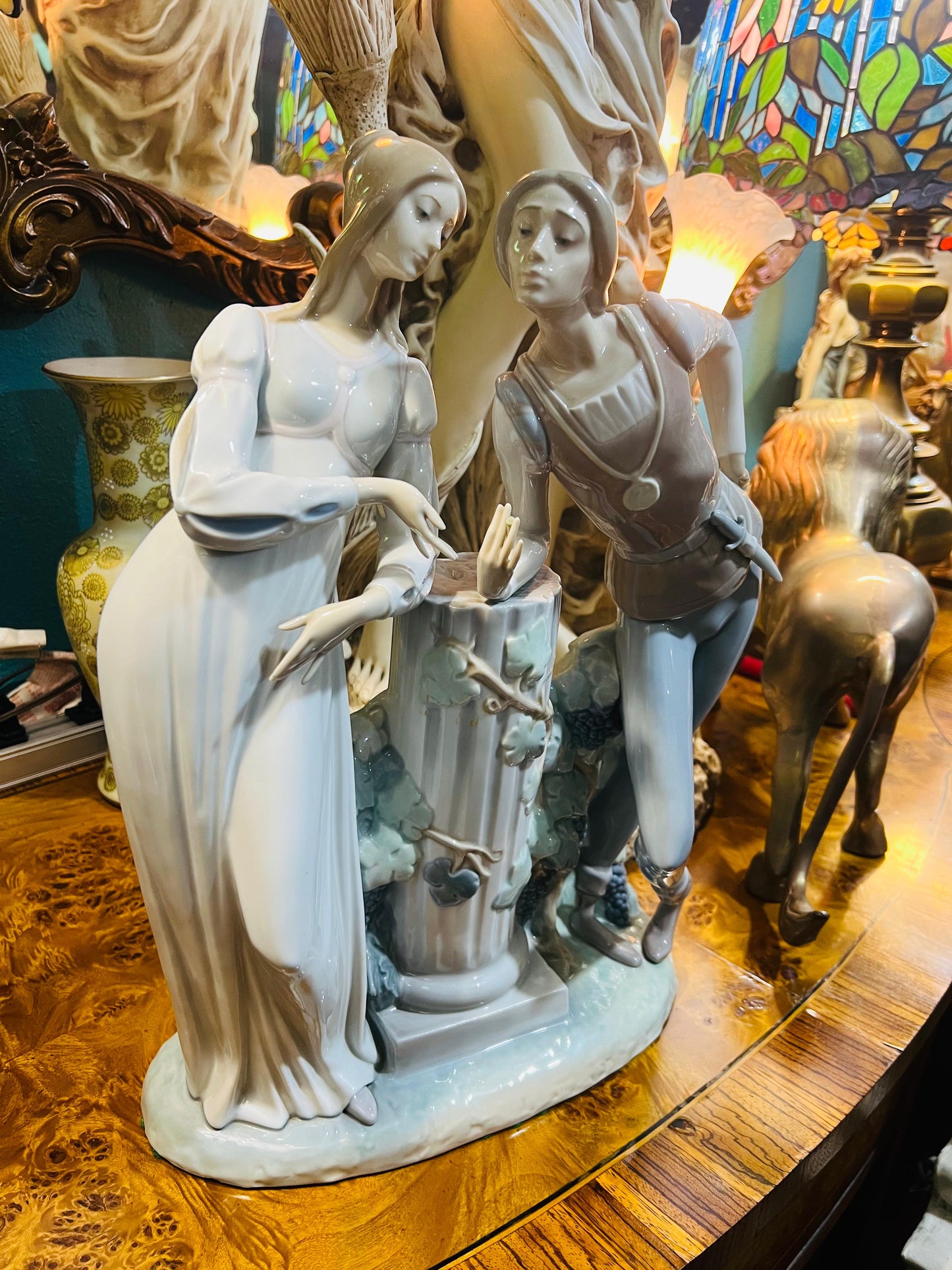 🌟 Escultura de Porcelana Fina Lladro 4750 - Romeo y Julieta 🕊️✨