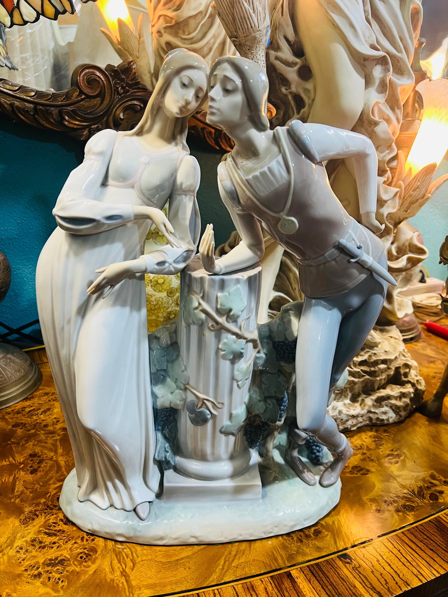 🌟 Escultura de Porcelana Fina Lladro 4750 - Romeo y Julieta 🕊️✨