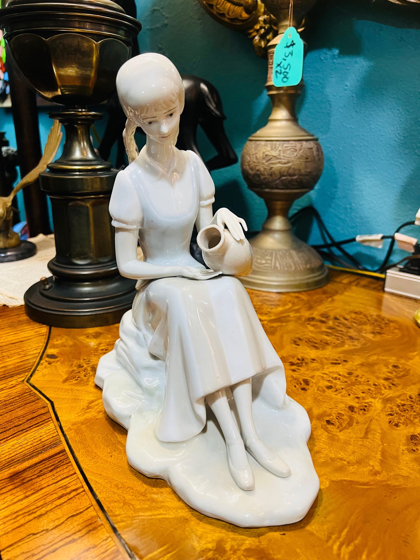 Figura en Porcelana Fina ✨