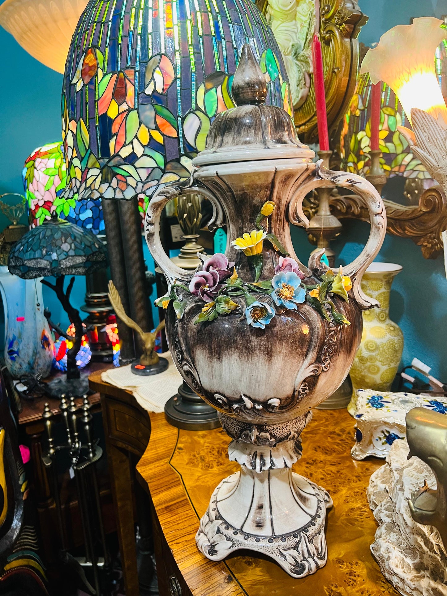🌺🌼🏺Jarrón y Tapa Capo Del Monte con Incrustaciones Florales del Siglo XIX en Venta 🏺🌼🌺