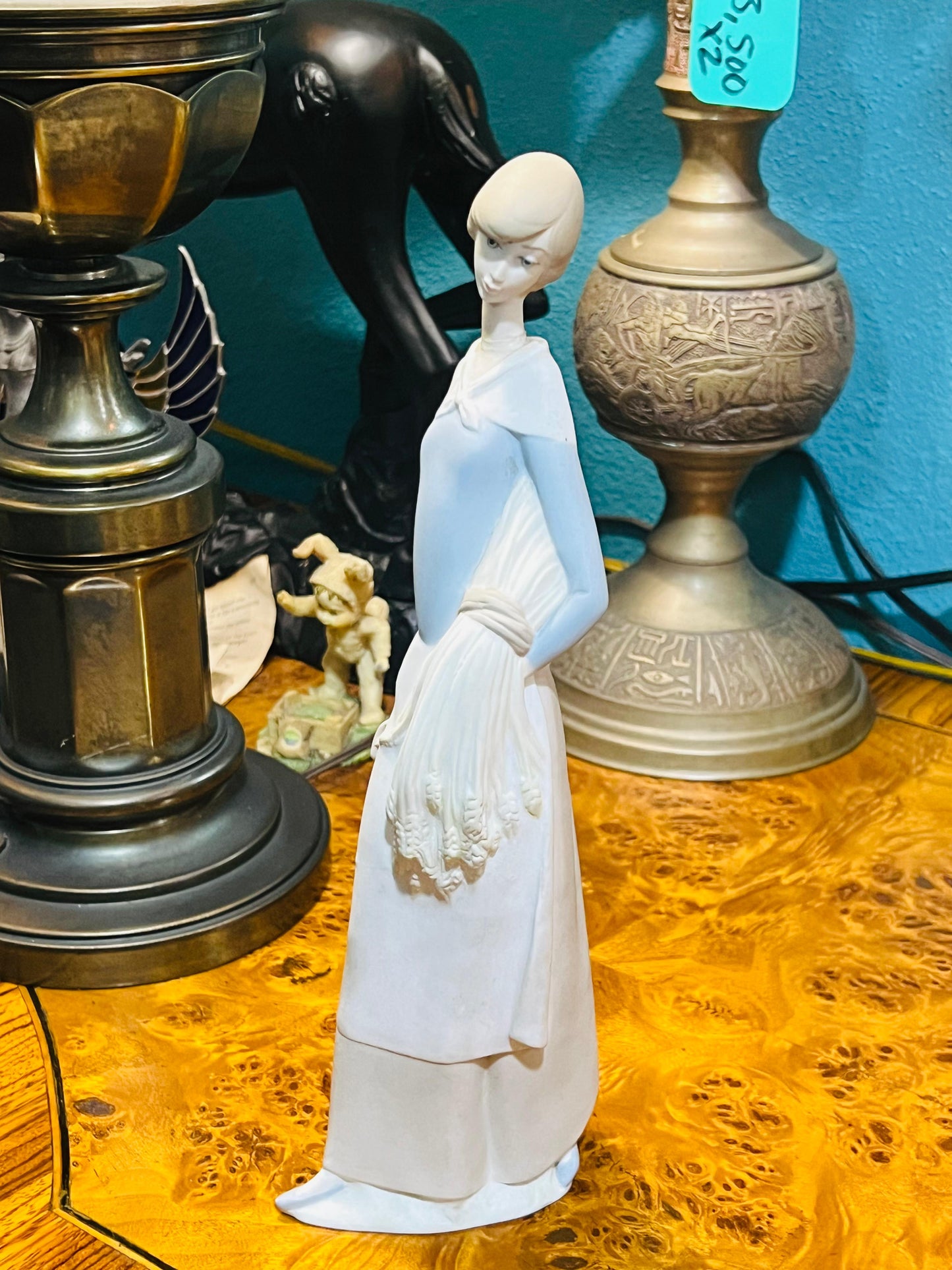 🌾Figura de Porcelana de Mujer con Trigo en Venta 🌾