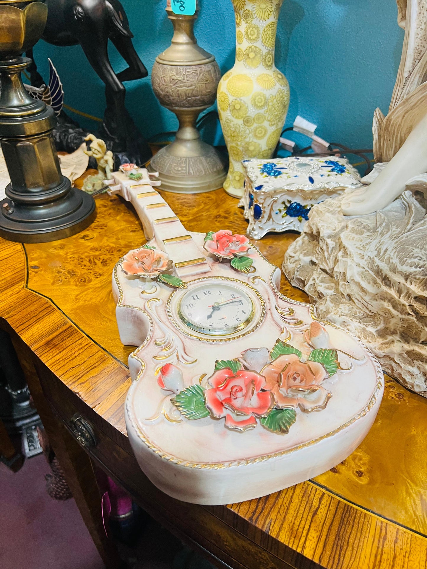 🌟 🎸Guitarra de Porcelana Fina Capo del Monte con Reloj de Cuarzo 🎸✨e Porcelana Fina Capo del Monte con Reloj de Cuarzo 🎸✨