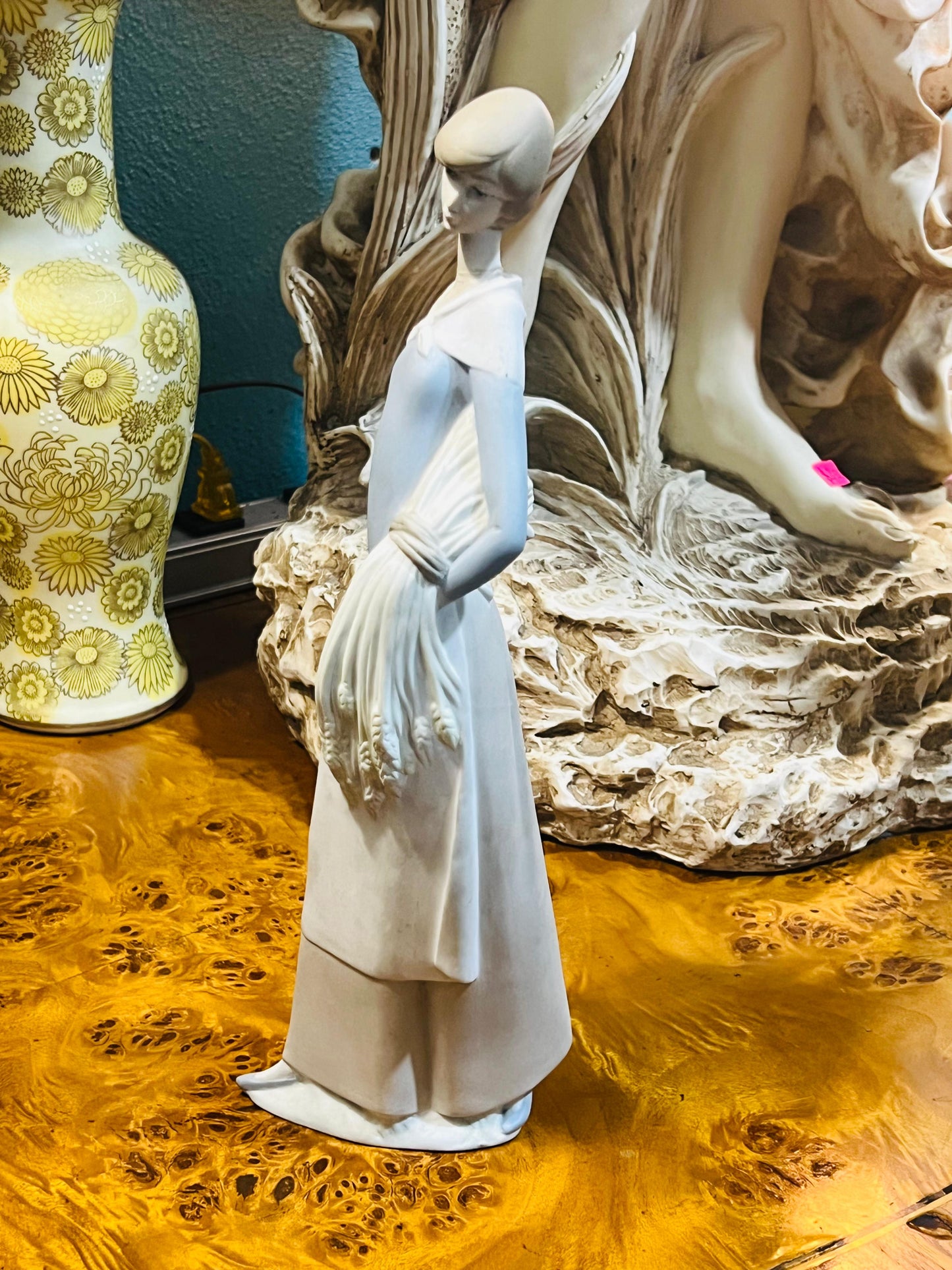 🌾Figura de Porcelana de Mujer con Trigo en Venta 🌾