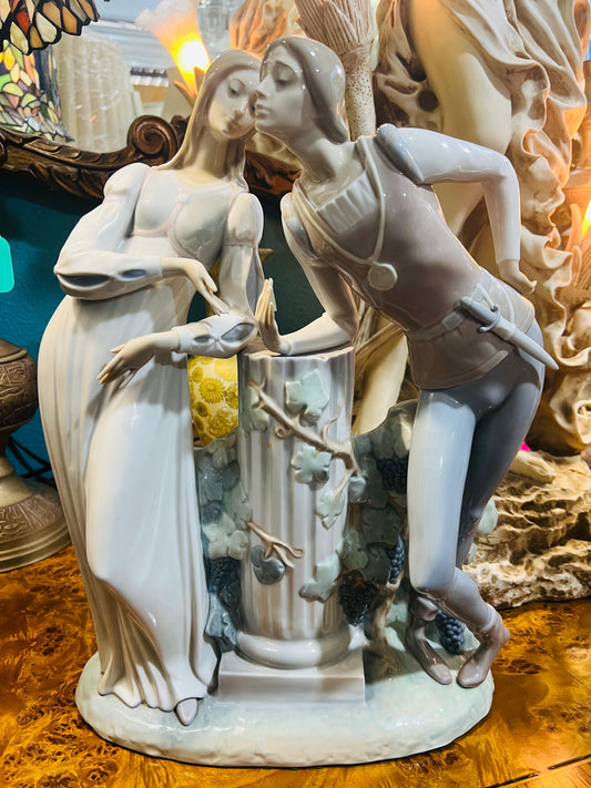 🌟 Escultura de Porcelana Fina Lladro 4750 - Romeo y Julieta 🕊️✨