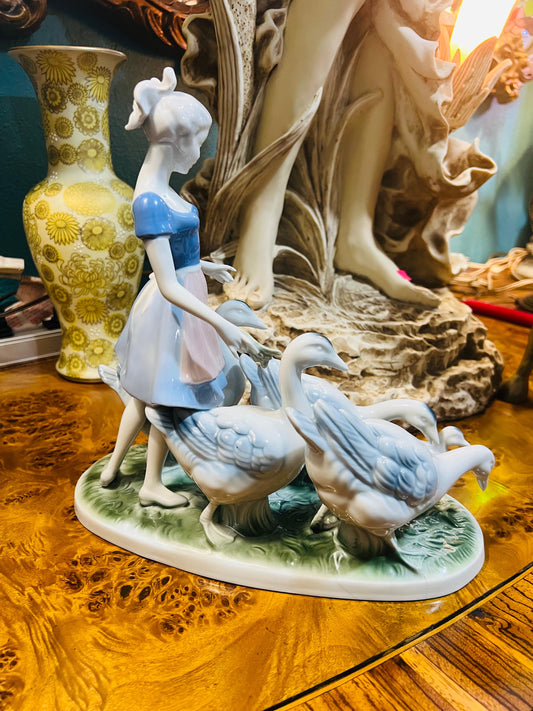 🪶Mujer Con Ganzos, Porcelana fina🎨Año de Emisión: Vintage 1960📅🪶