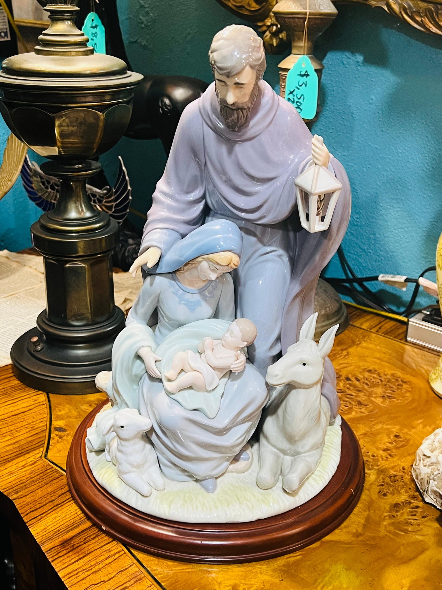🌟 Representación de La Sagrada Familia en porcelana fina🕊️✨