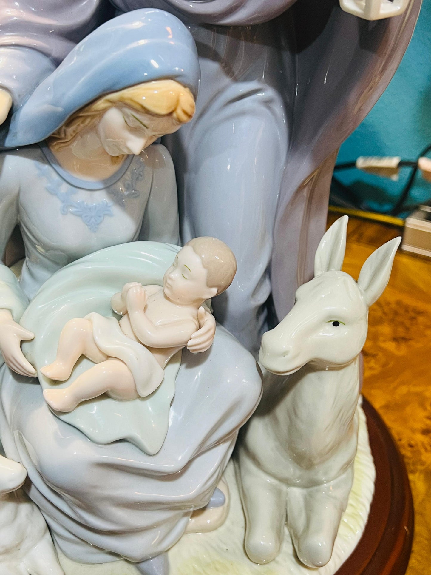 🌟 Representación de La Sagrada Familia en porcelana fina🕊️✨