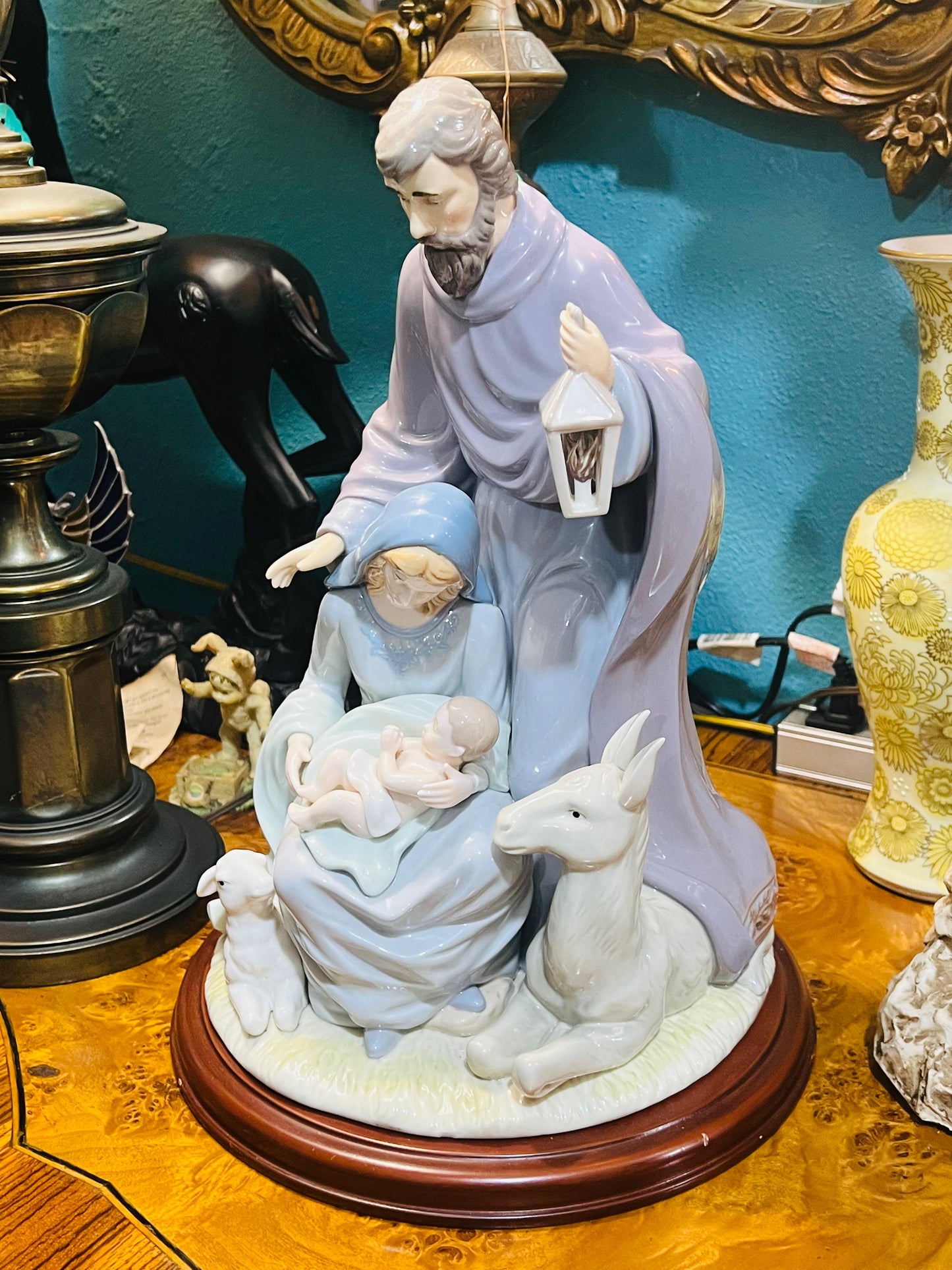 🌟 Representación de La Sagrada Familia en porcelana fina🕊️✨