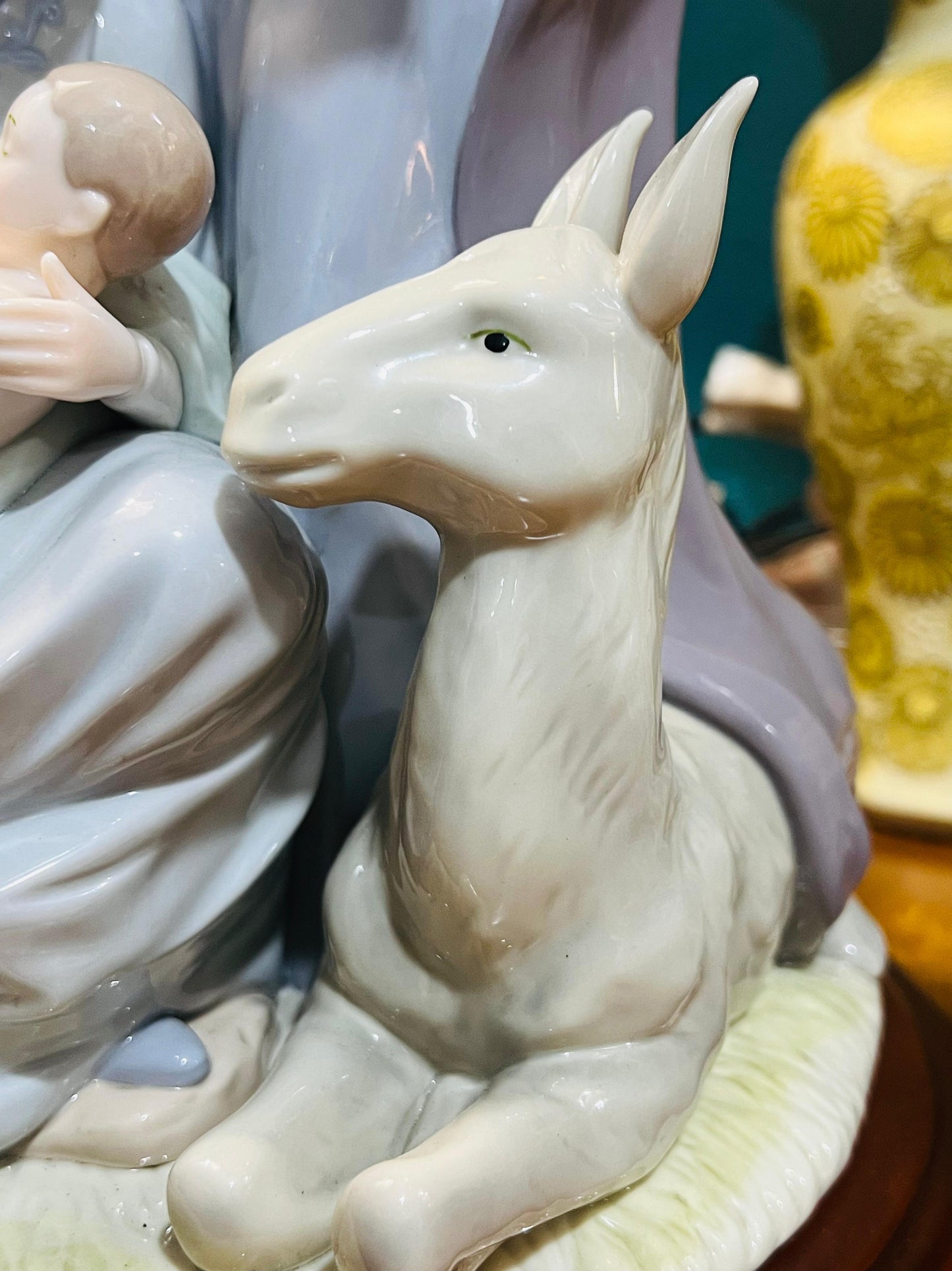 🌟 Representación de La Sagrada Familia en porcelana fina🕊️✨