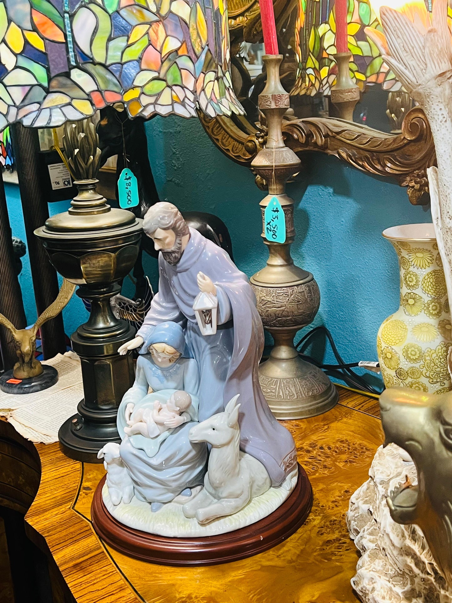 🌟 Representación de La Sagrada Familia en porcelana fina🕊️✨