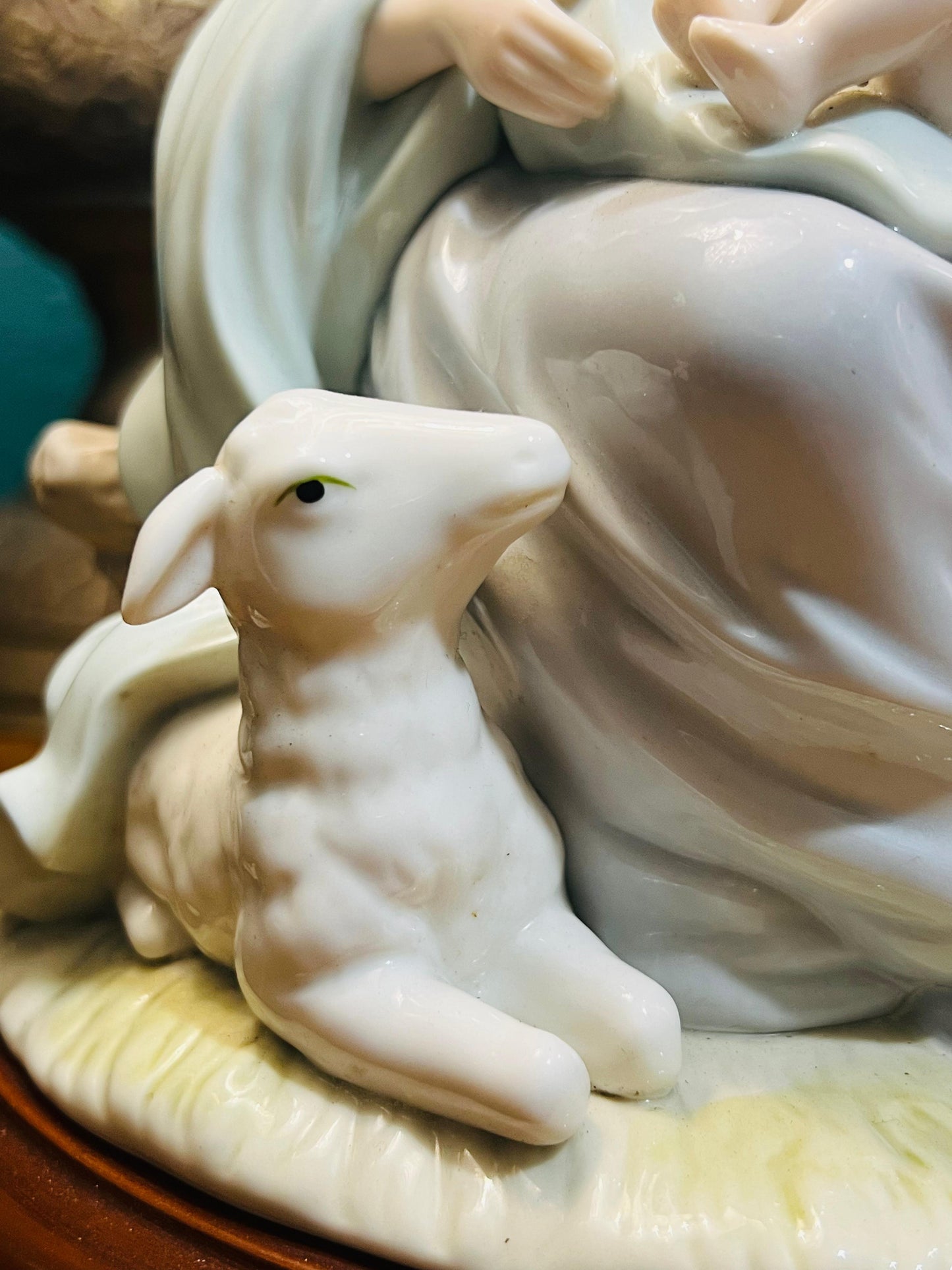 🌟 Representación de La Sagrada Familia en porcelana fina🕊️✨