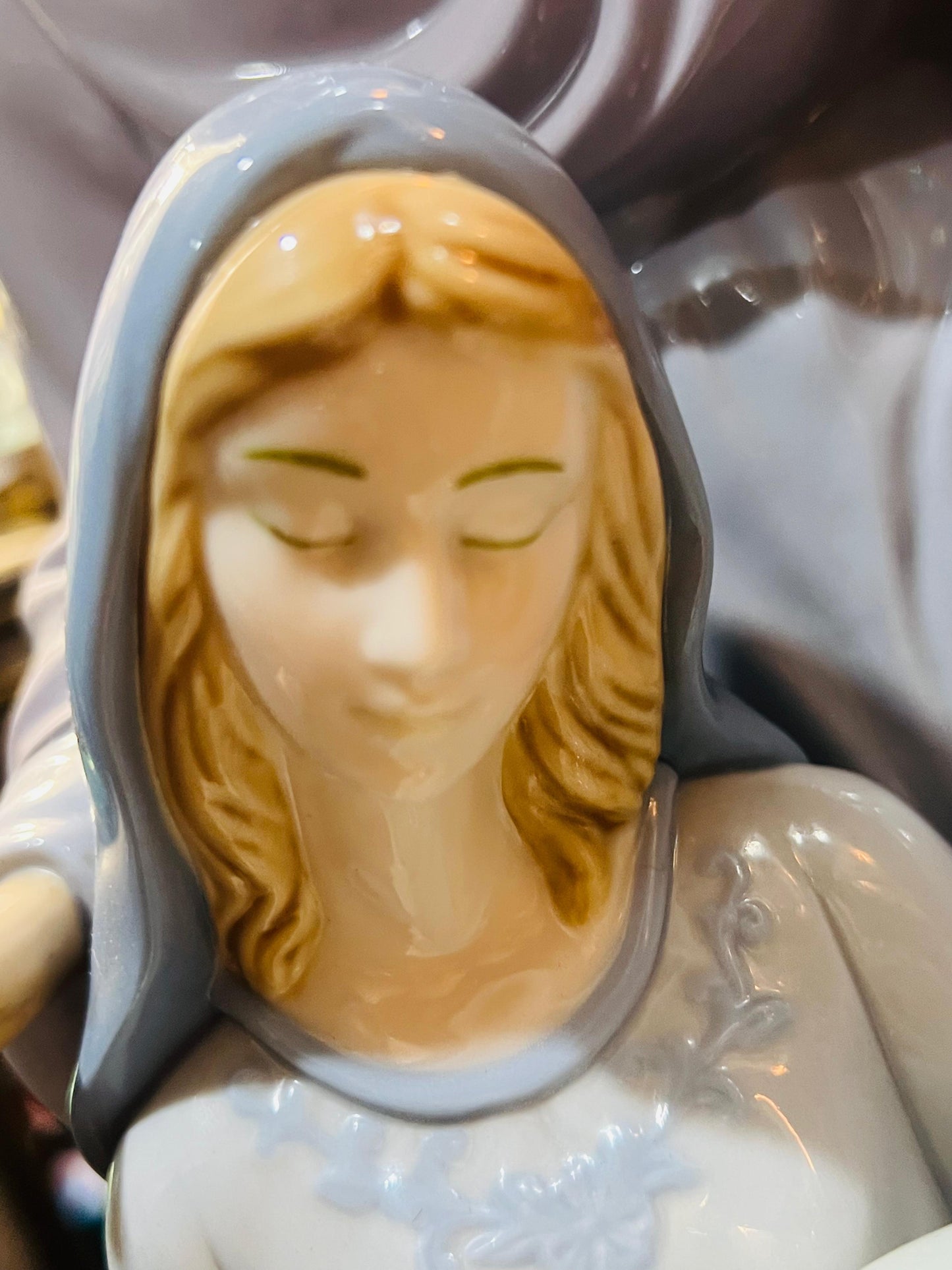 🌟 Representación de La Sagrada Familia en porcelana fina🕊️✨