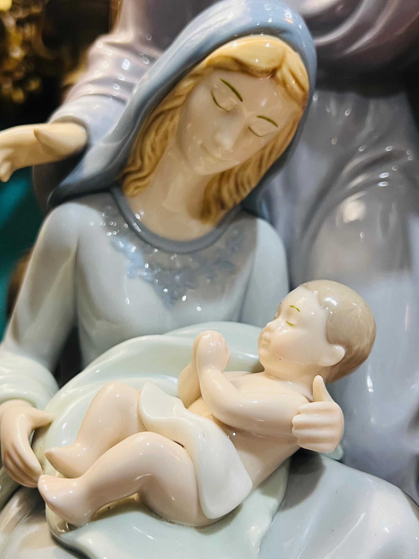 🌟 Representación de La Sagrada Familia en porcelana fina🕊️✨