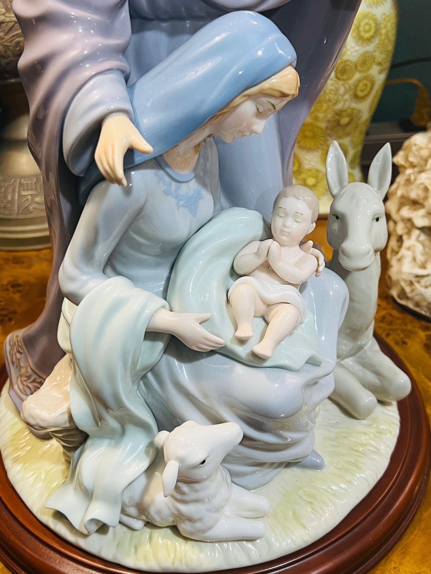 🌟 Representación de La Sagrada Familia en porcelana fina🕊️✨