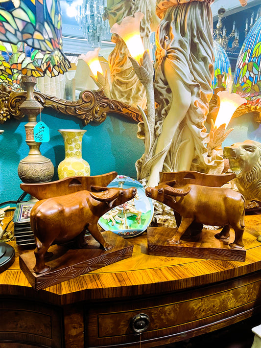 📚 Sujetalibros de Búfalos Tallados a Mano: Una Obra Maestra del Arte Balinés📚