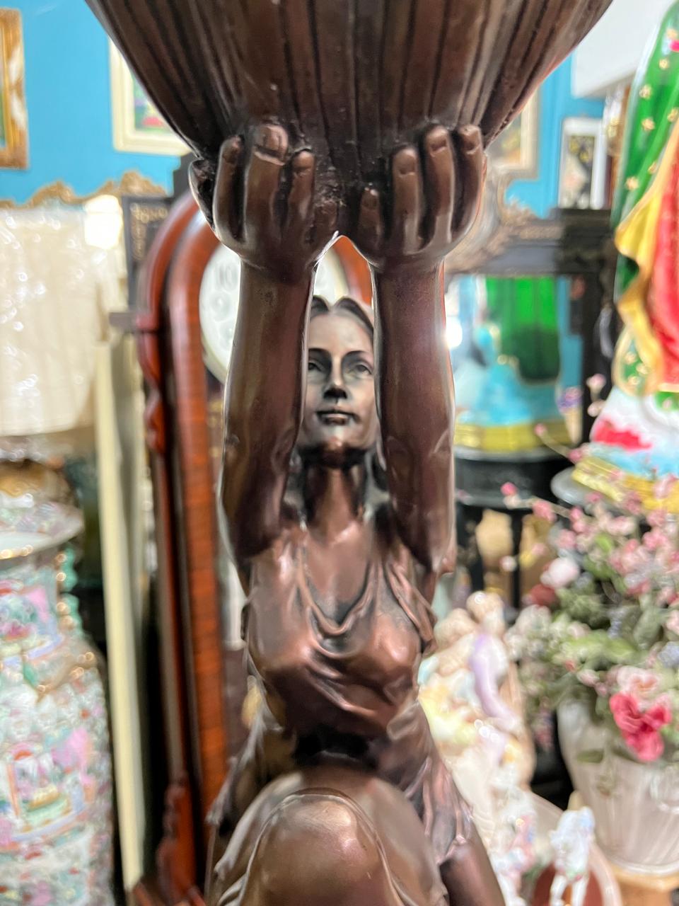 ✨🐬 🌟 Lampara Alta Con Delfin y Escultura De Mujer✨🐬 ¡Disponible solo en Rosarito Antiques!🛍️