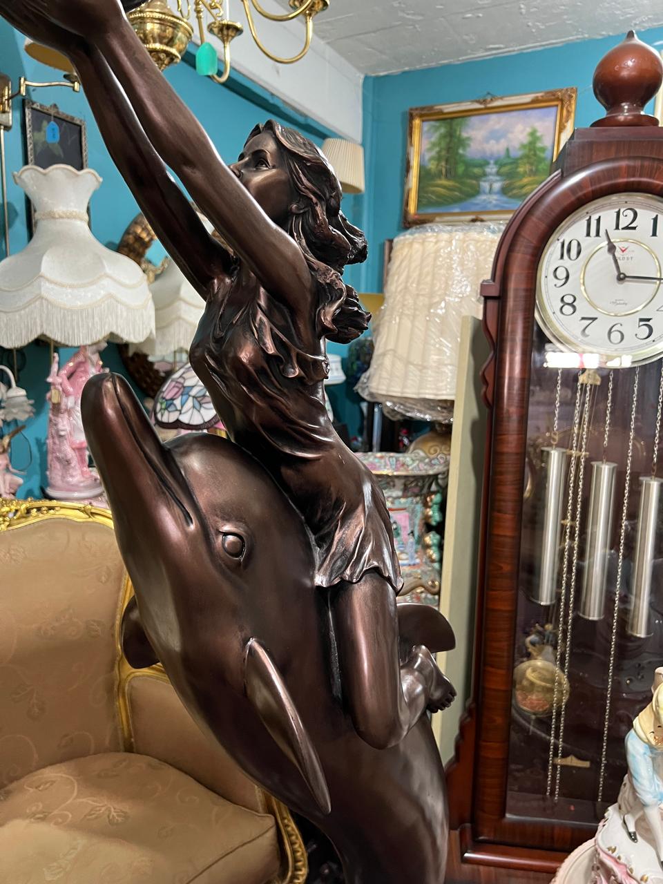 ✨🐬 🌟 Lampara Alta Con Delfin y Escultura De Mujer✨🐬 ¡Disponible solo en Rosarito Antiques!🛍️