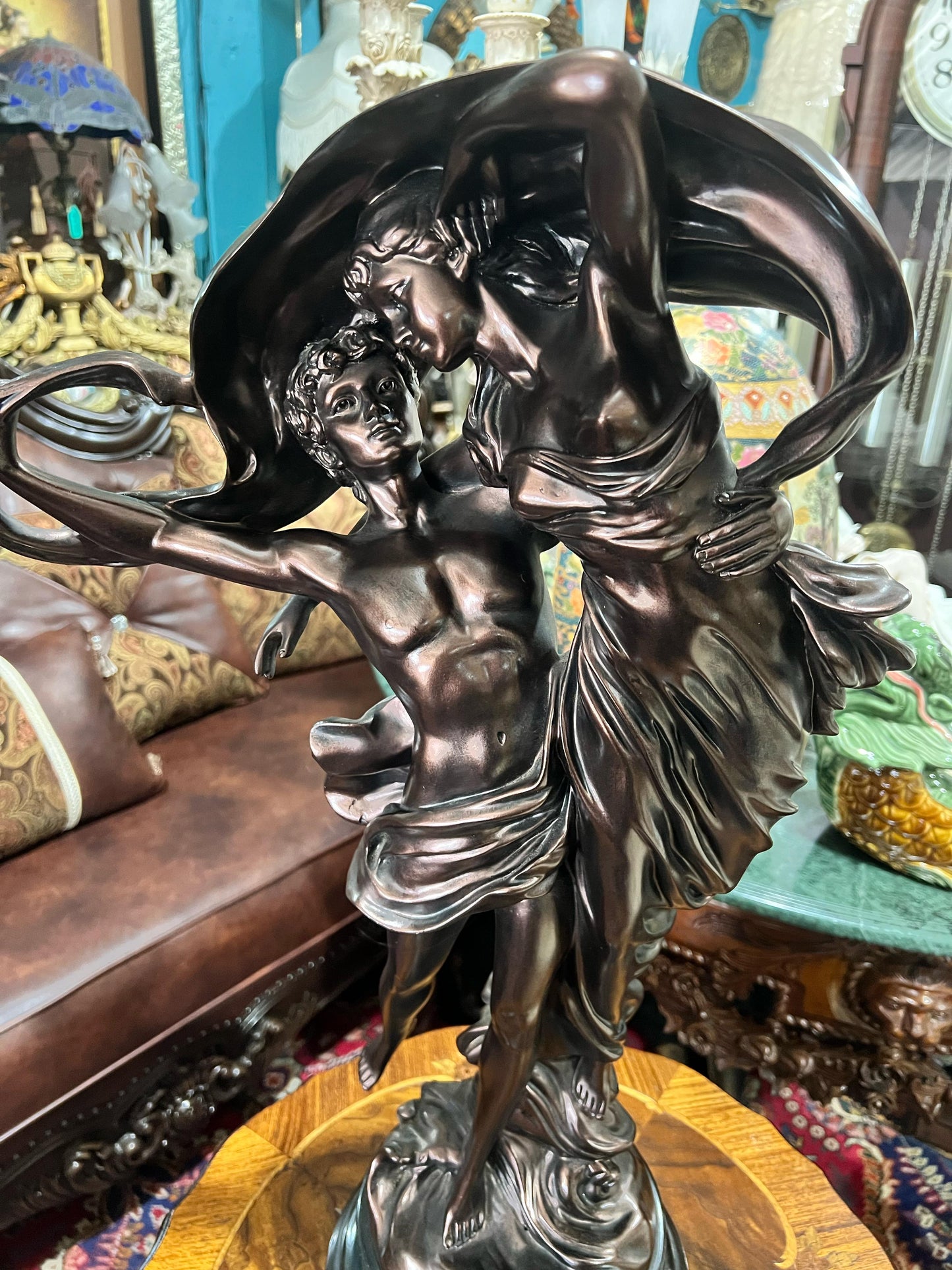 🌩️ "La Tempestad" – Una Escultura que Captura la Pasión y la Devoción Atemporal 💥