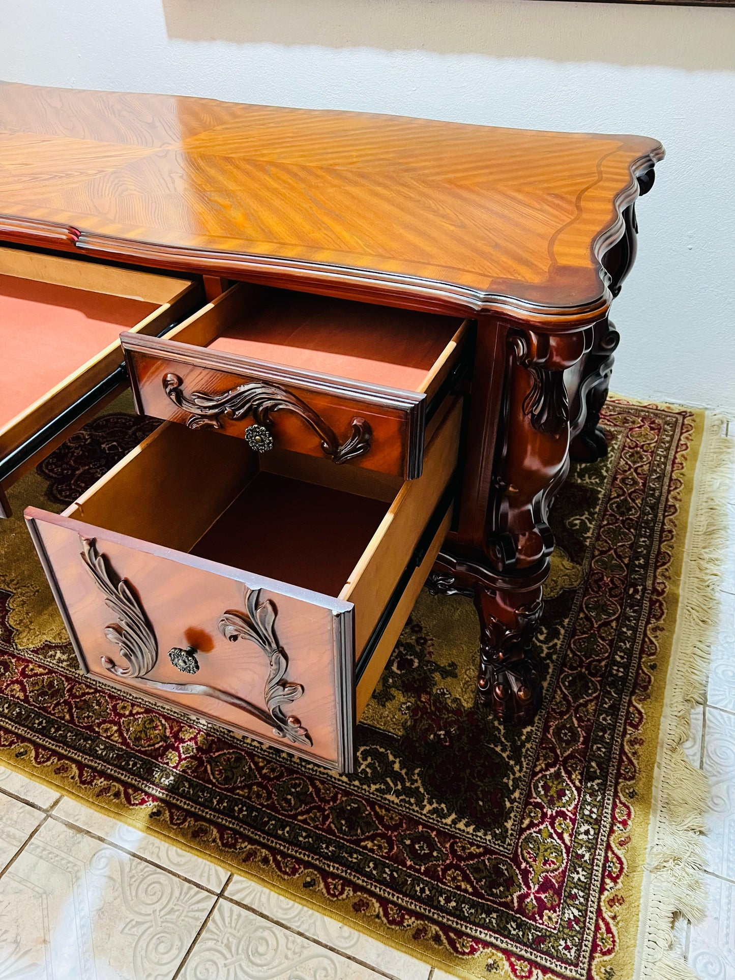 ✨Escritorio de Madera - Elegancia Clásica en Rosarito Antiques✨
