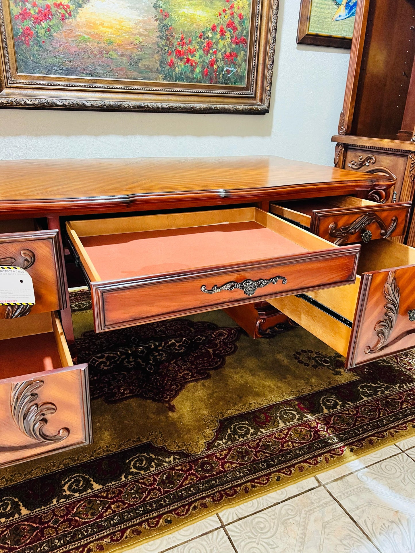 ✨Escritorio de Madera - Elegancia Clásica en Rosarito Antiques✨