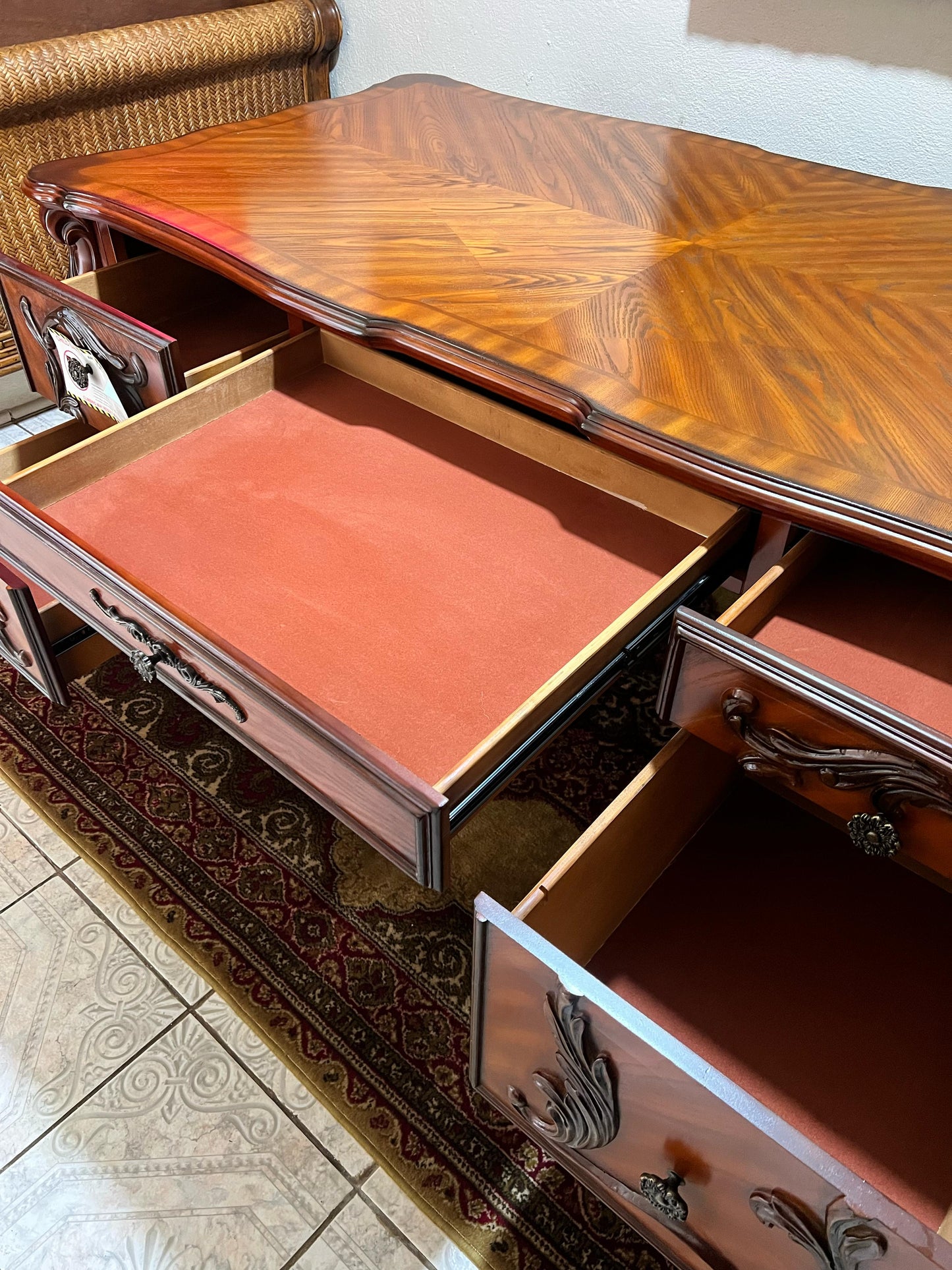 ✨Escritorio de Madera - Elegancia Clásica en Rosarito Antiques✨