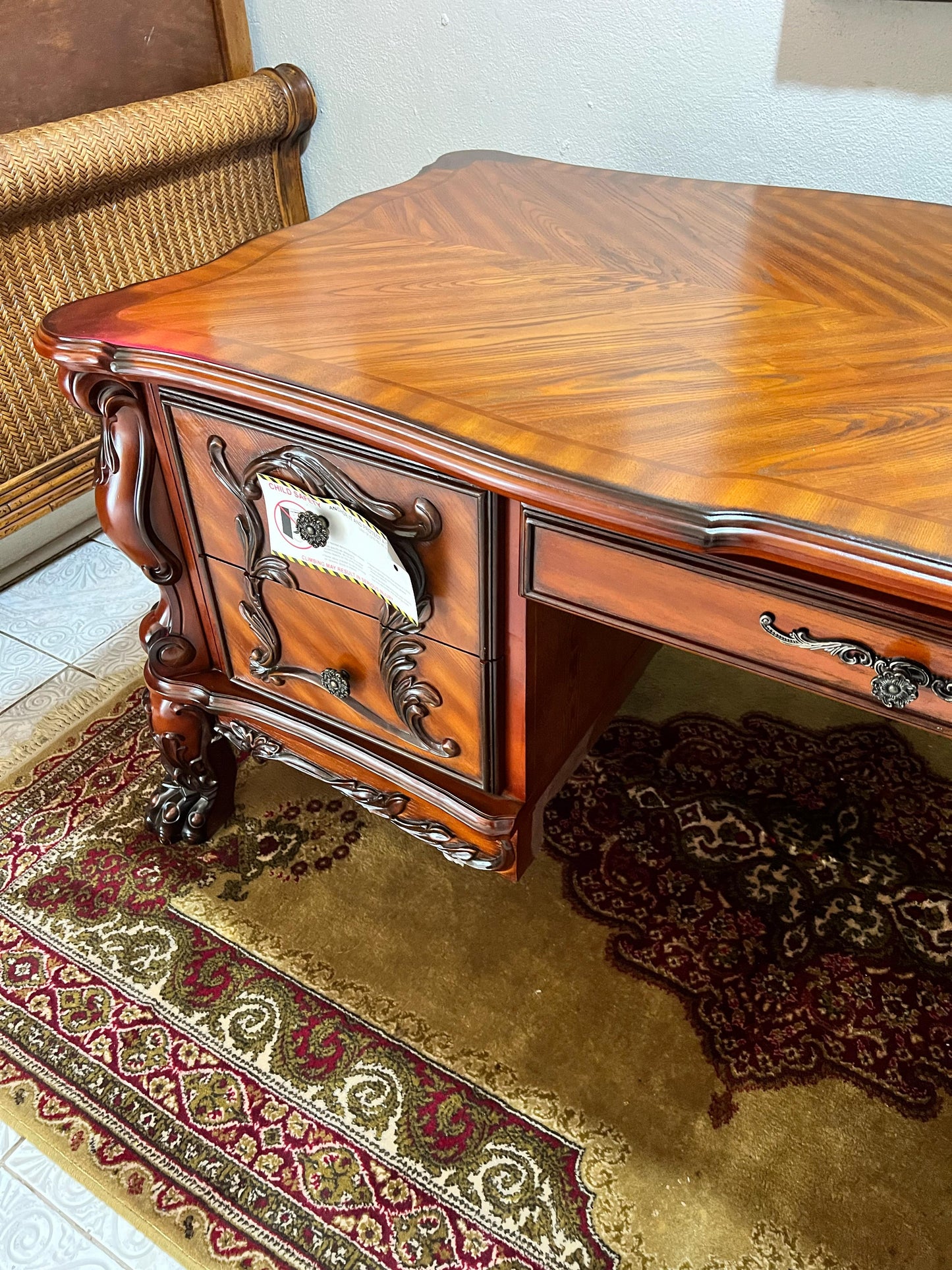 ✨Escritorio de Madera - Elegancia Clásica en Rosarito Antiques✨