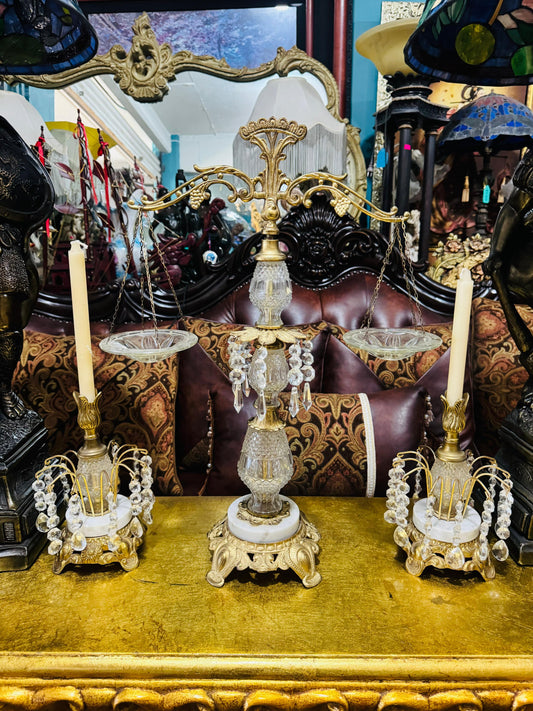 🕯️⚖️ Juego Decorativo de Latón con Cristales – Balanza y Candelabros Vintage⚖️🕯️