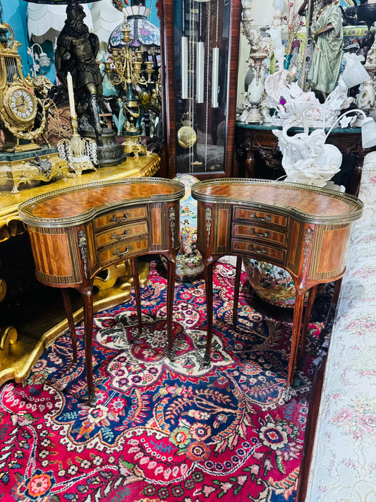 Par de Mesitas Francesas Riñonadas – Arte y Funcionalidad del Siglo XIX