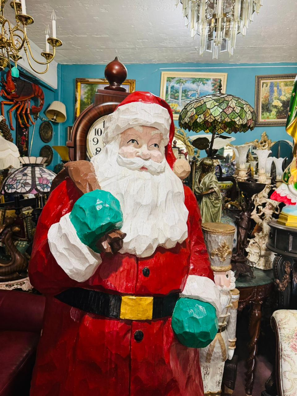 š
Santa Claus de TamaƱo Real ā EspĆritu NavideƱo en Escultura Monumental š