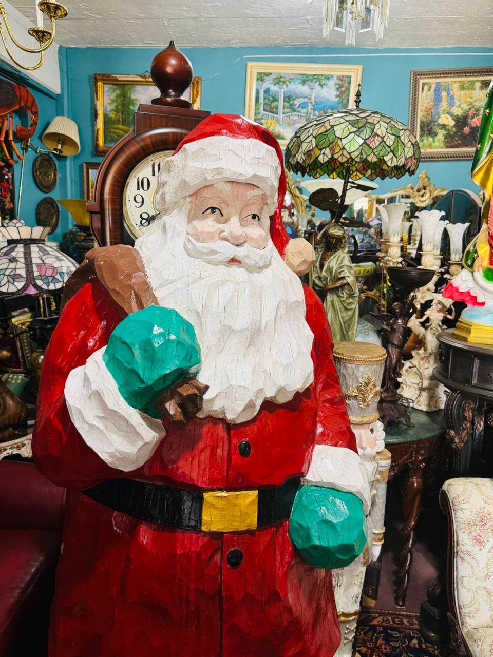 š
Santa Claus de TamaƱo Real ā EspĆritu NavideƱo en Escultura Monumental š